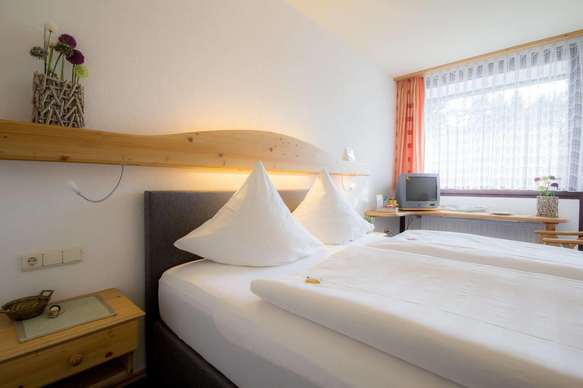 Hotel Am Lingelbach Knüllwald Extérieur photo
